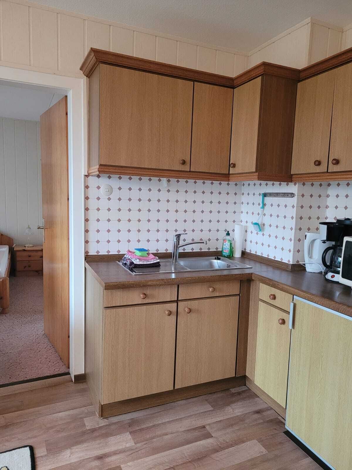 Wasserkocher mit Kaffee-/Teezubehör, Kühlschrank, Mikrowelle, Ofen