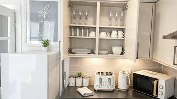 Frigorífico, microondas, horno y placa de cocina