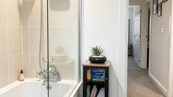 Ensemble douche/baignoire, baignoire relaxante profonde, sèche-cheveux