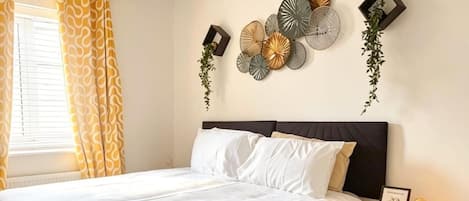 3 slaapkamers, een strijkplank/strijkijzer, gratis wifi, beddengoed