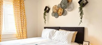 House - Sleeps 6 - Parking