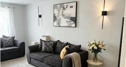 House - Sleeps 6 - Parking