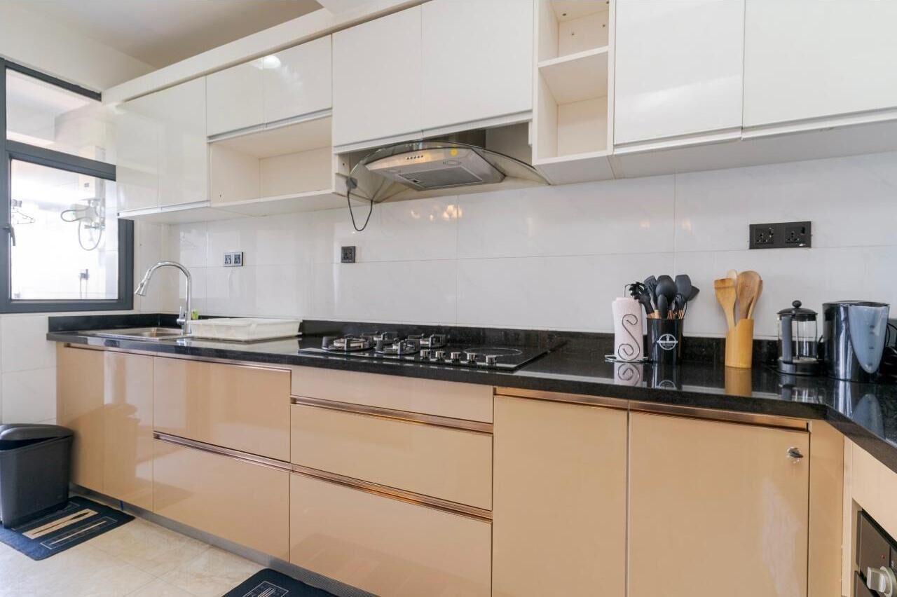 Departamento clásico, balcón, vista a la ciudad | Cocina privada | Cafetera y tetera, refrigerador con congelador, microondas y horno 