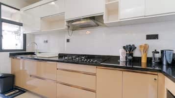 Departamento clásico, balcón, vista a la ciudad | Cocina privada | Cafetera y tetera, refrigerador con congelador, microondas y horno