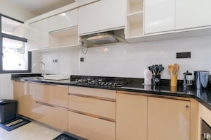 Departamento clásico, balcón, vista a la ciudad | Cocina privada | Cafetera y tetera, refrigerador con congelador, microondas y horno 