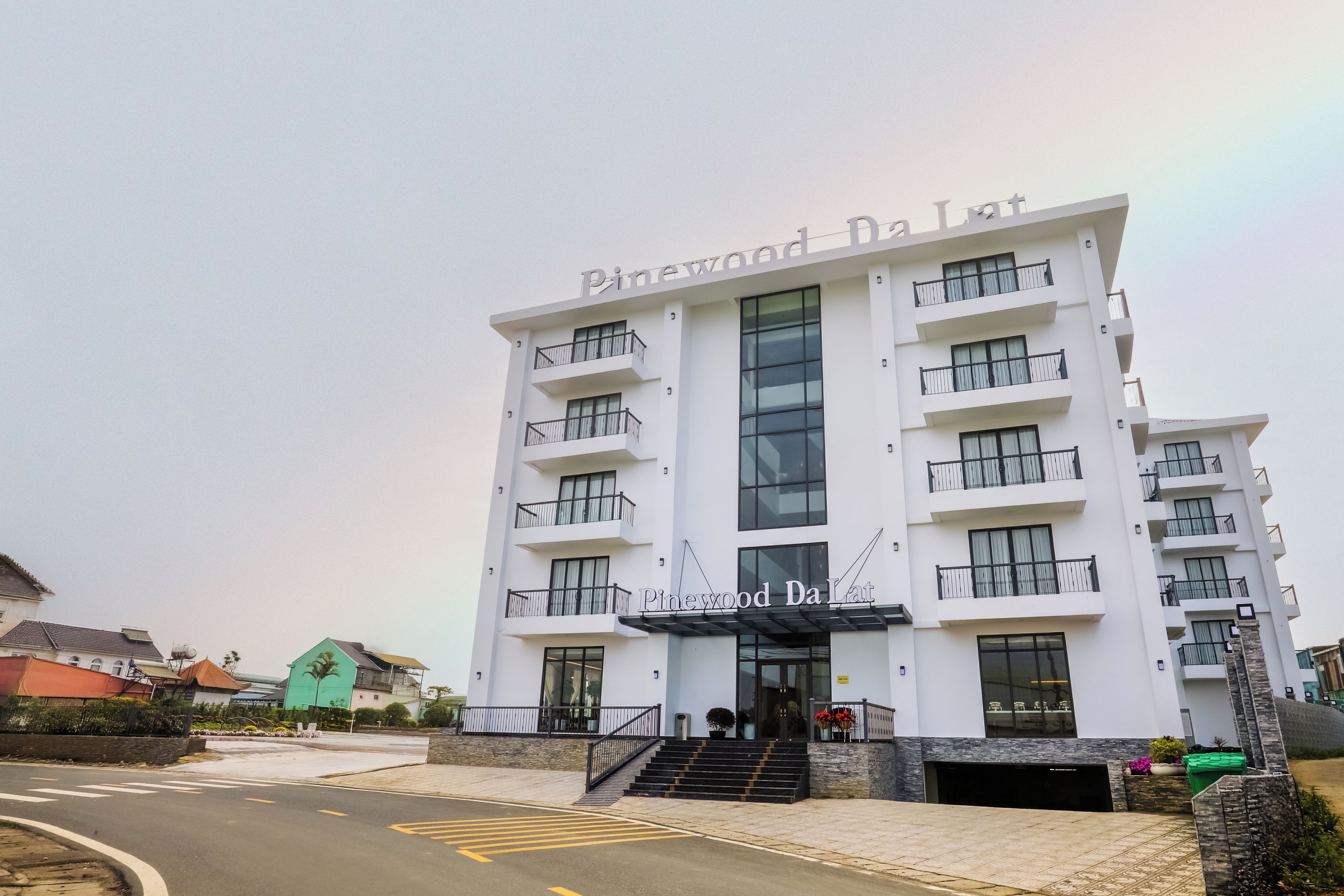 Un edificio de varios pisos con un cartel que dice 'Pinewood Da Lat'.