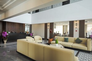 A spacious lobby with a reception desk, sofas, and a coffee bar. - Pinewood Dalat (Lam Vien - Da Lat)