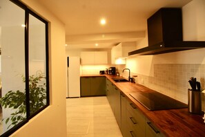 A modern kitchen with wooden countertops, a built-in oven, and a stainless steel sink. - Les Cariolettes Lodge (Font-Romeu-Odeillo-Via)