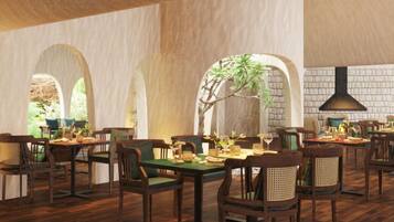 Un amplio comedor interior con varias mesas y sillas, ventanas arqueadas y una pared de ladrillo.