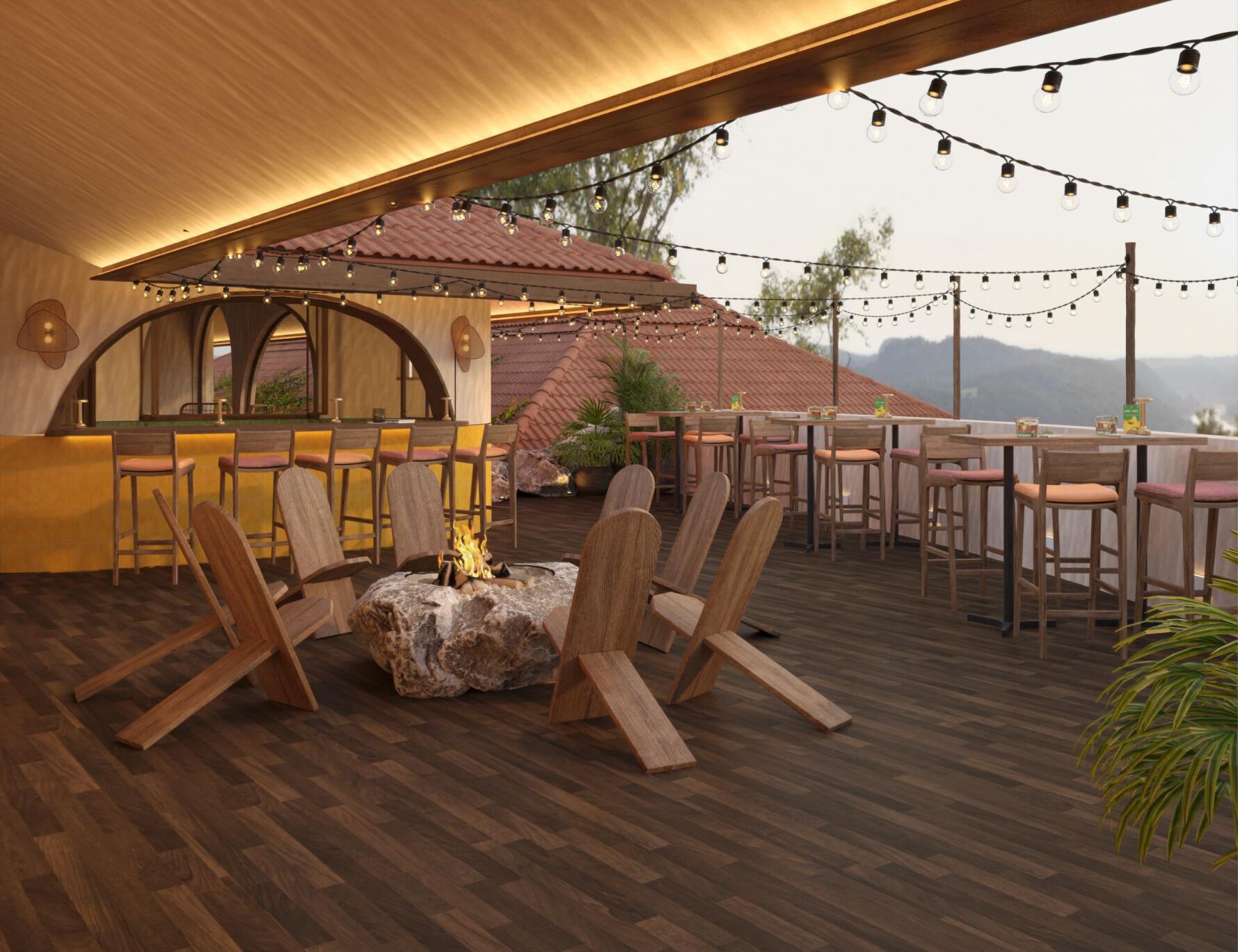 Un área de comedor al aire libre con sillas y mesas de madera, un brasero y luces colgantes.