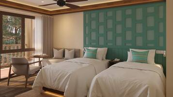 Habitación de hotel con dos camas, un escritorio, una silla y vista a árboles por la ventana.