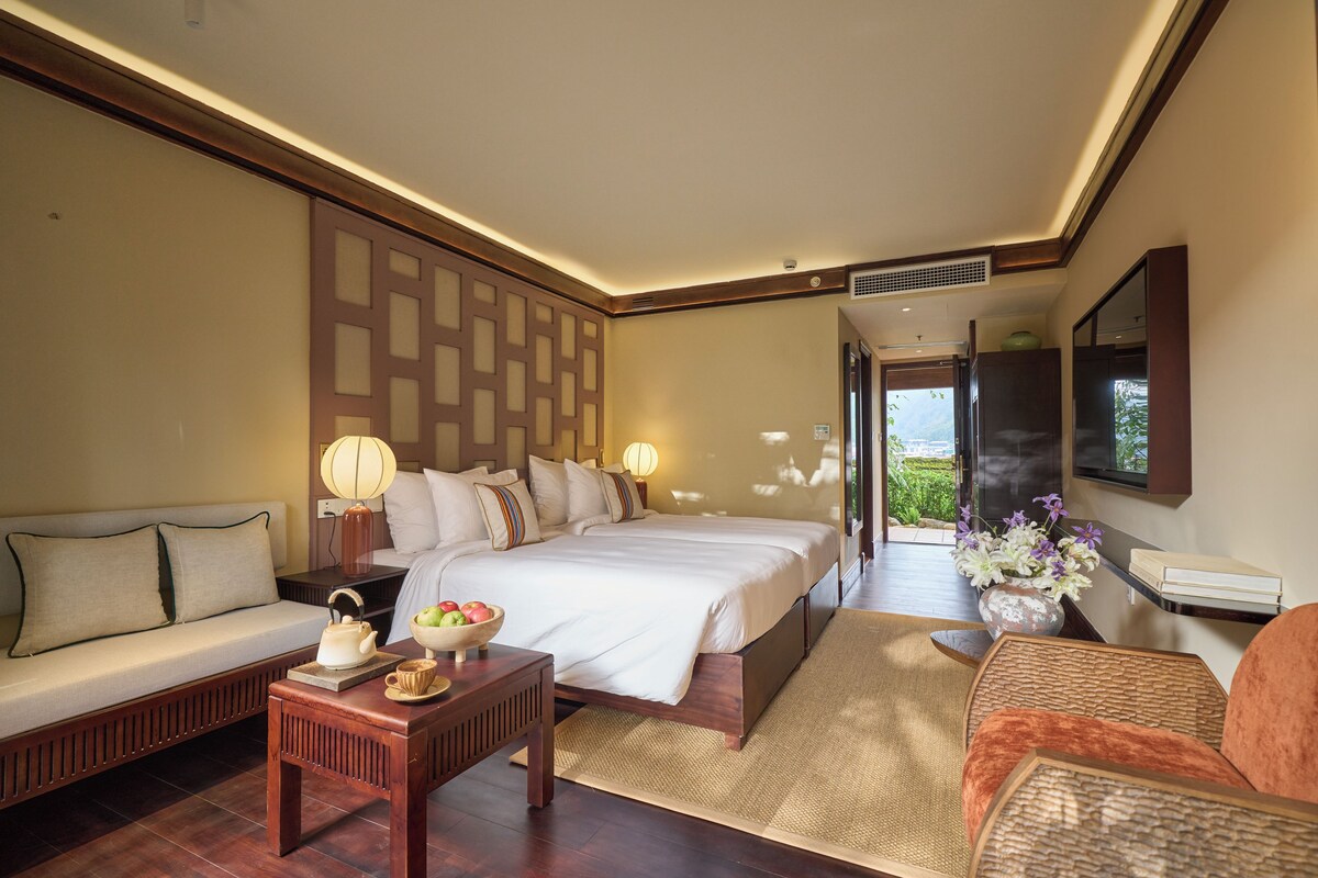 Premium bedding, minibar (free items), rollaway beds (surcharge)