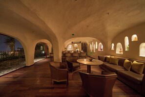 Un interior con comedor, sofás y piso de madera.