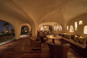 Un interior con comedor, sofás y piso de madera.