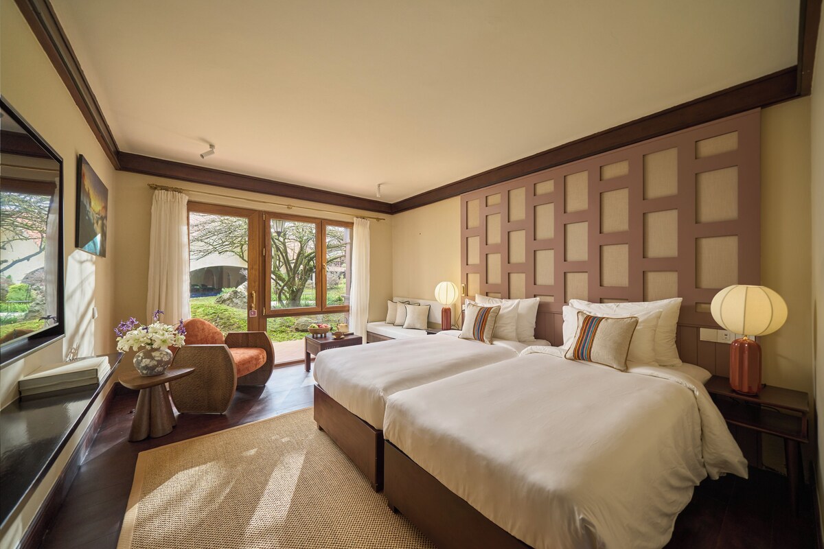 Premium bedding, minibar (free items), rollaway beds (surcharge)