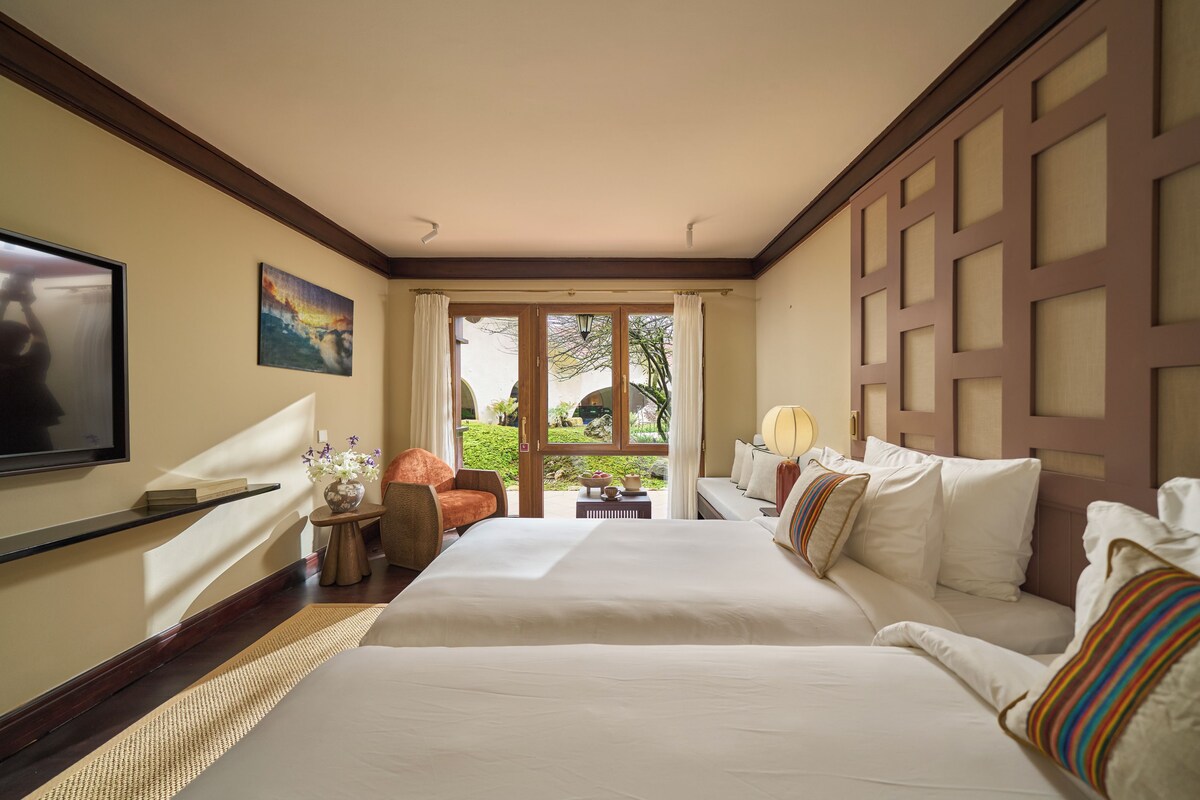 Premium bedding, minibar (free items), rollaway beds (surcharge)