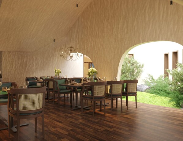 Un interior espacioso con pisos de madera, un área central de comedor con mesas y sillas, y un amplio ventanal arqueado que ofrece vistas al exterior.