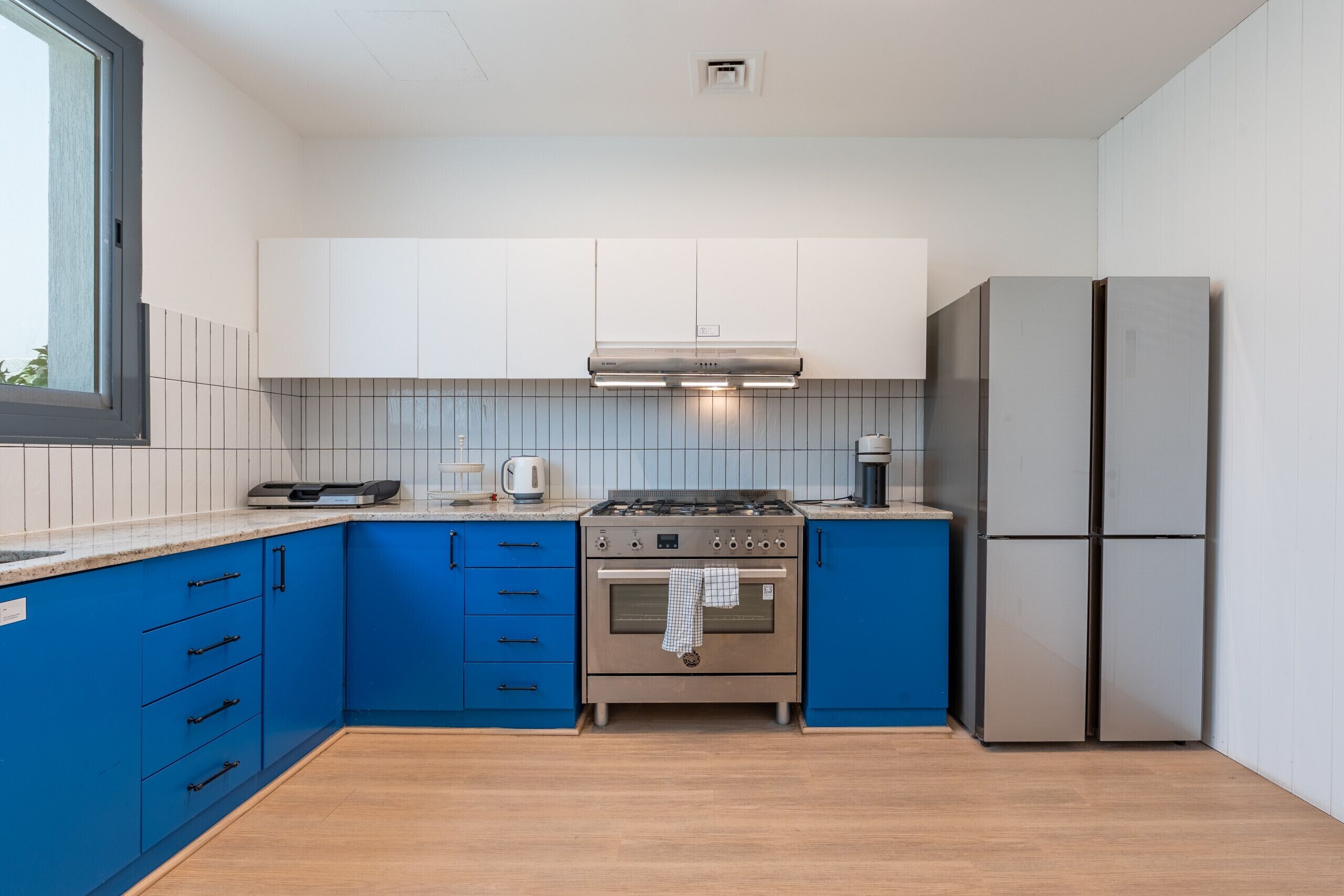Wasserkocher mit Kaffee-/Teezubehör, Kühlschrank, Mikrowelle, Ofen