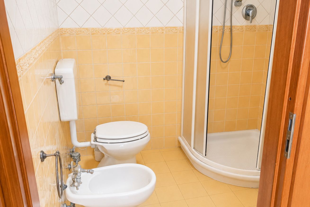 Un bagno con toilette, bidet e doccia.