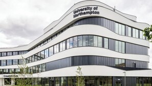 Ein modernes Gebäude mit dem Schild 'University of Northampton', das eine geschwungene Fassade und zahlreiche Fenster aufweist.