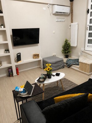 Smart TV - Greek Homely Studio By Marianthi | In The Heart Of Athens (Athens)