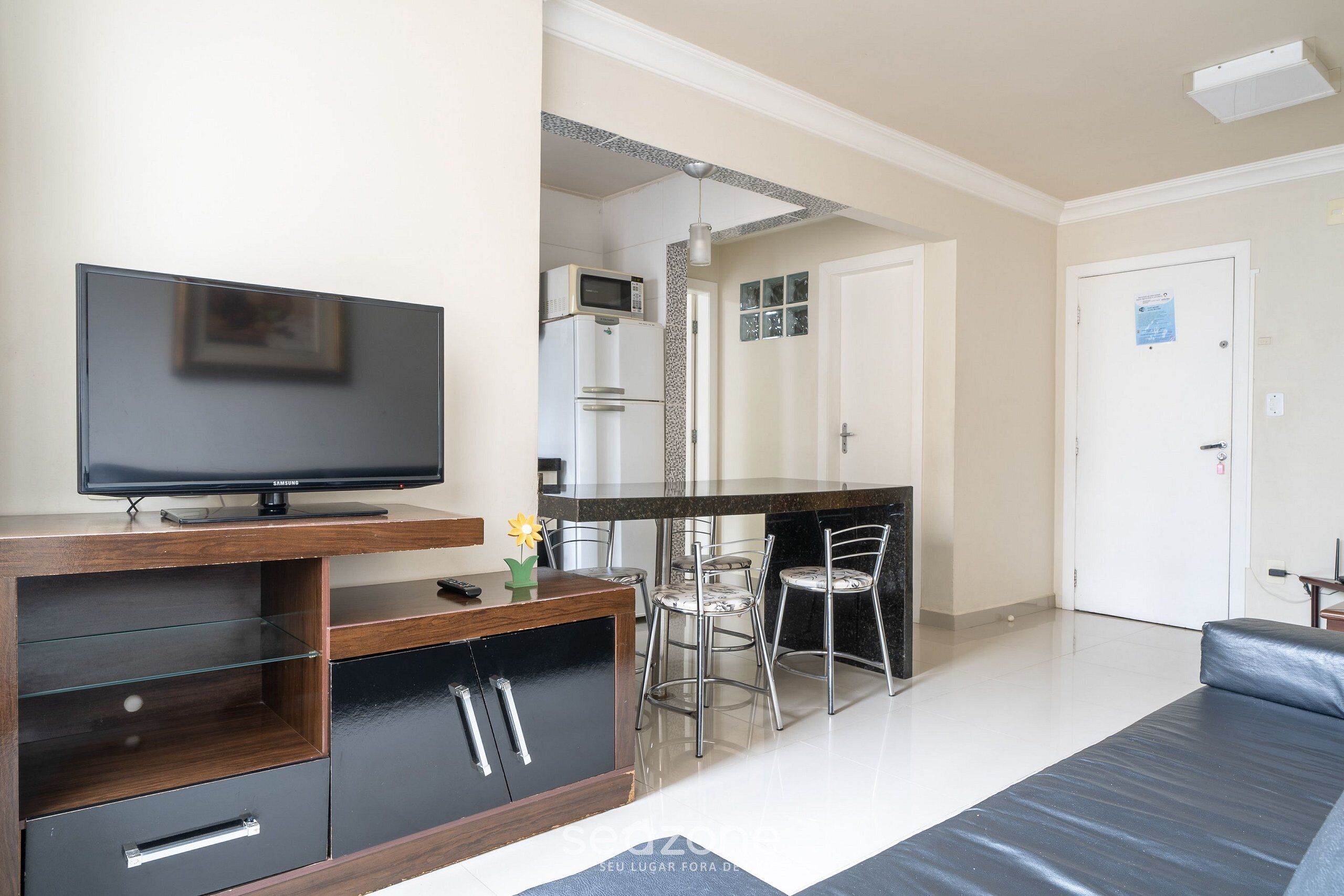 Apartamento básico | Zona de estar | Televisión de 40 pulgadas con canales digitales