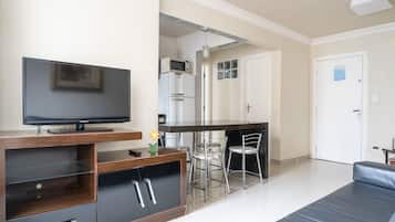 Apartamento básico | Zona de estar | Televisión de 40 pulgadas con canales digitales