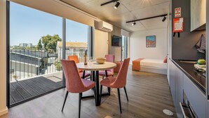 A modern apartment with a balcony, a dining area, and a kitchenette. - Marina da Afurada Apartments - Fernando Pessoa (Vila Nova de Gaia)
