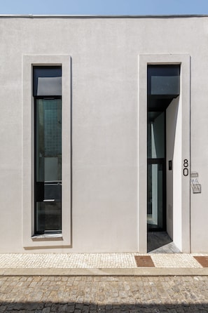 A building facade with two doorways and a window, number 80 visible on the right. - Waterfront Studio w/ Scenic Views, Steps to Dining (Vila Nova de Gaia)