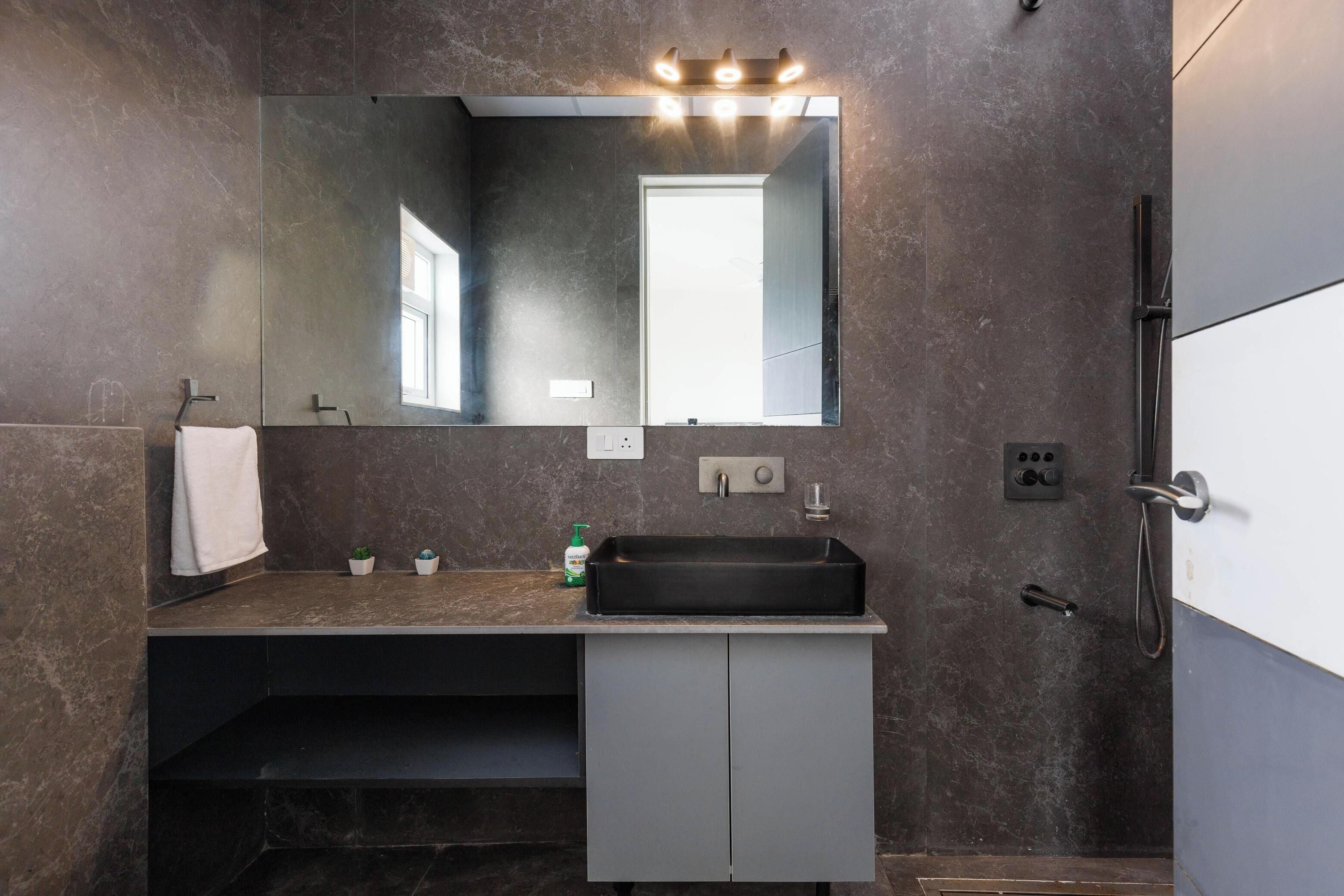 Apartment (1 Bedroom) | Bathroom | Shower