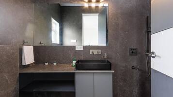 Apartment (1 Bedroom) | Bathroom | Shower