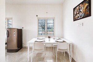 Apartamento (2 Bedrooms) | Sala de jantar