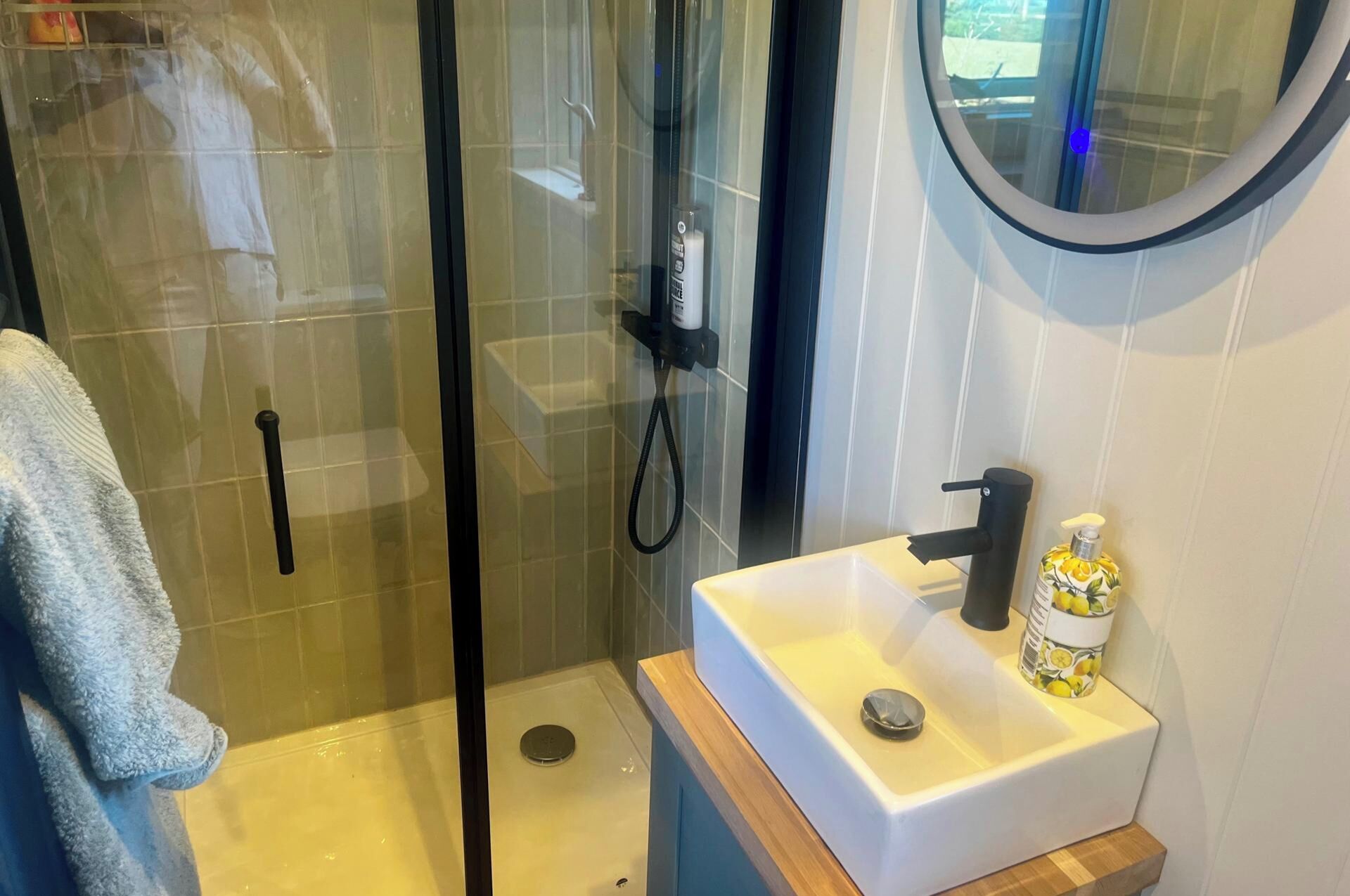 Shower, towels