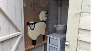 Exterior detail - Fern Cosy Woodland Shepherds Hut Walk to Sea (Holyhead)