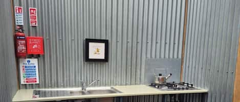 Réfrigérateur, plaque de cuisson, bouilloire électrique