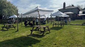 An outdoor area with picnic tables and white canopies. - Pewsey Countryside Dome - Dog Friendly - Fire pit (Pewsey)