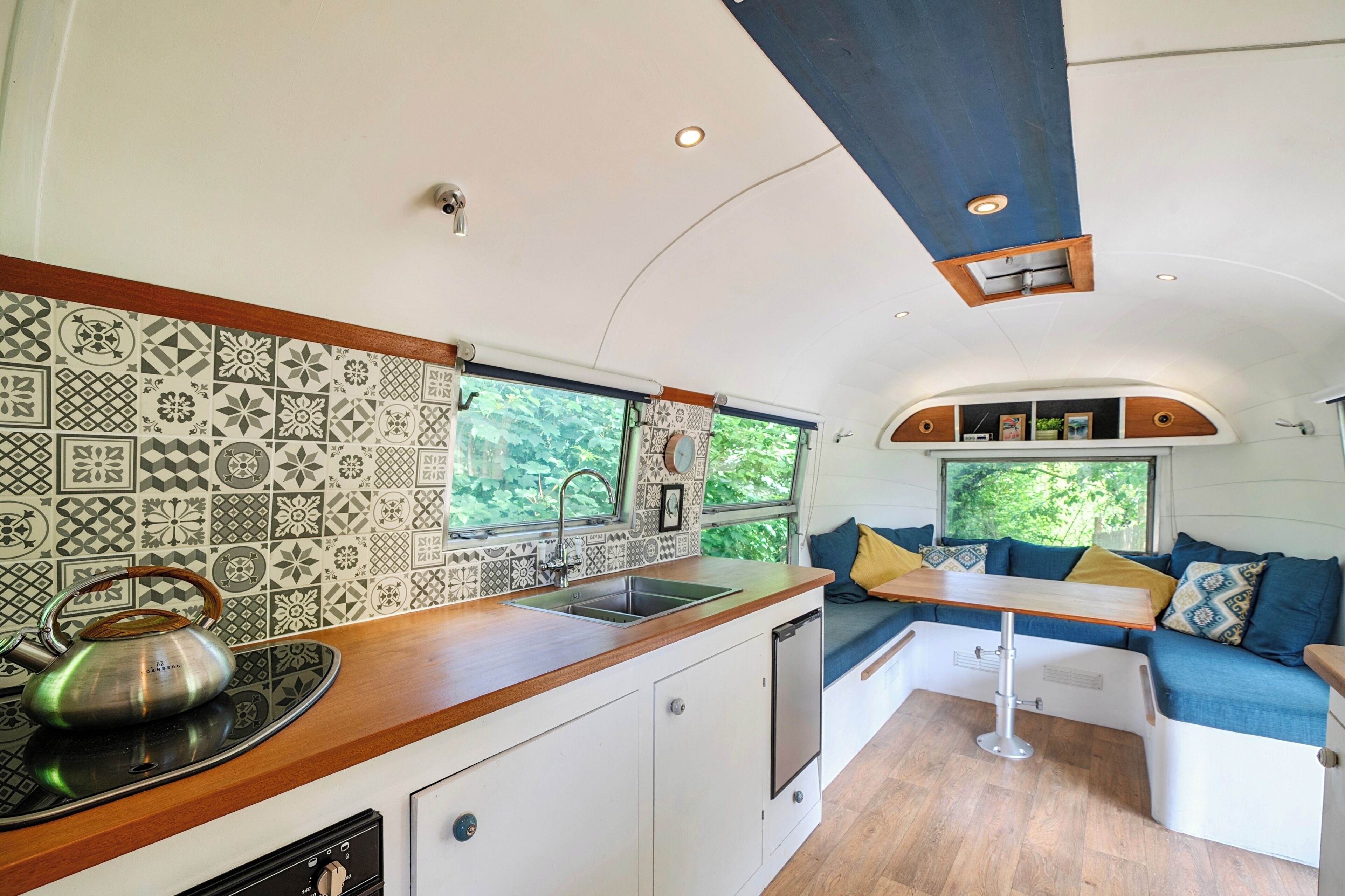 Fridge, oven, stovetop, electric kettle