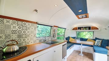 Fridge, oven, stovetop, electric kettle