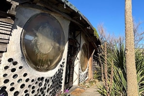 Una casa con amplias ventanas circulares y fachada de madera.