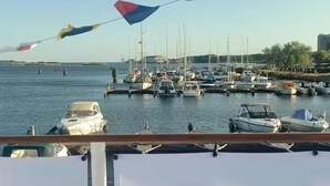 En småbåtshamn med förtöjda båtar och en klar himmel.