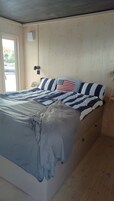 1 bedroom, bed sheets