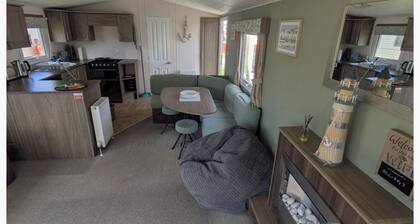Holiday Home - Sleeps 8 - Beach Access
