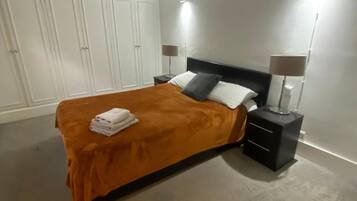 3 kamar tidur, setrika/meja setrika, Wi-Fi gratis, dan seprai linen