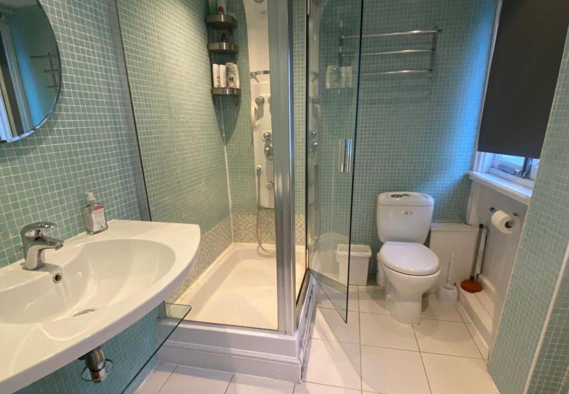 Bathtub dan shower terpisah, bathtub besar, pengering rambut, dan handuk