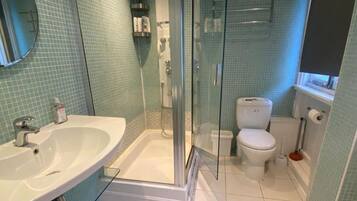 Bathtub dan shower terpisah, bathtub besar, pengering rambut, dan handuk