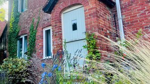 Exterior detail - Beautiful Rural Dorset Cottage Escape - Sleeps 8 (Blandford Forum)