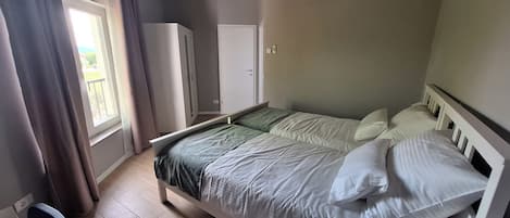 3 bedrooms, iron/ironing board, free WiFi, bed sheets