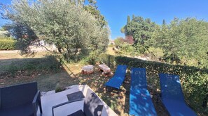 A garden with a seating area, a blue slide, and a pathway. - 3 Bed Sleeps 6 -private Pool -casa Istriana Romano (Marcana)