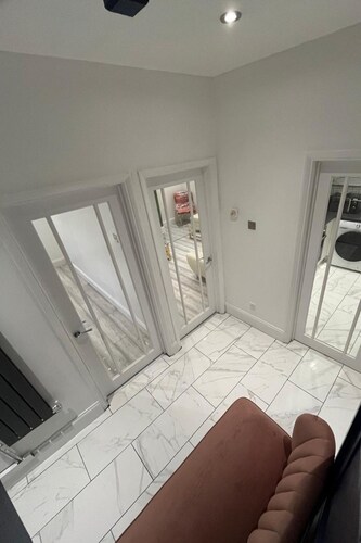 House Sleeps 7 - Free Parking & Wifi