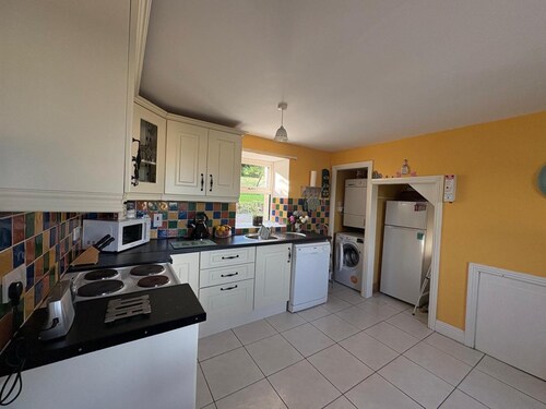 3-bed House Sleeps 6 With Garden and Parking
